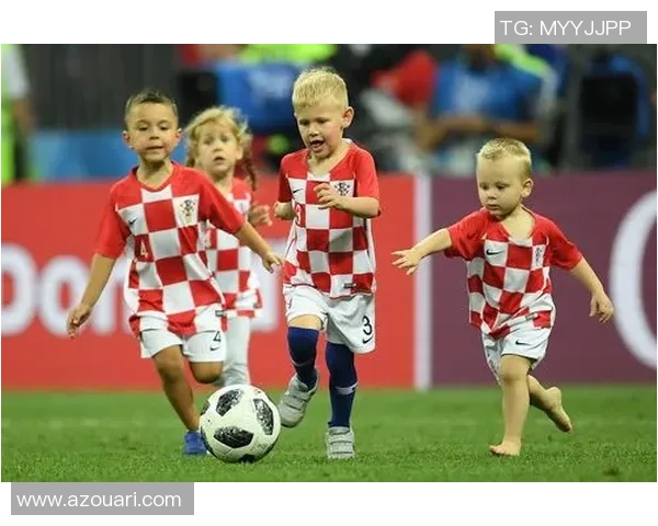 普通人秒变绿茵巨星演绎惊艳球技仿佛置身真实赛场